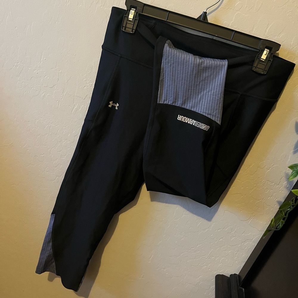 Under Armor Cropped Leggings. Size L.